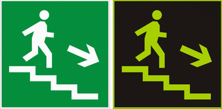 Поднимается по лестнице. Ходьба по ступенькам. Ступеньки в гору. Ходьба по ступенькам. Спуск вверх.